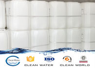 Pinte la sustancia química del tratamiento de aguas residuales un claro del agente líquida con azul claro