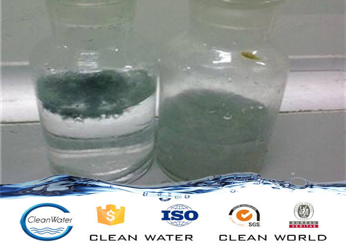 Pinte la sustancia química del tratamiento de aguas residuales un claro del agente líquida con azul claro